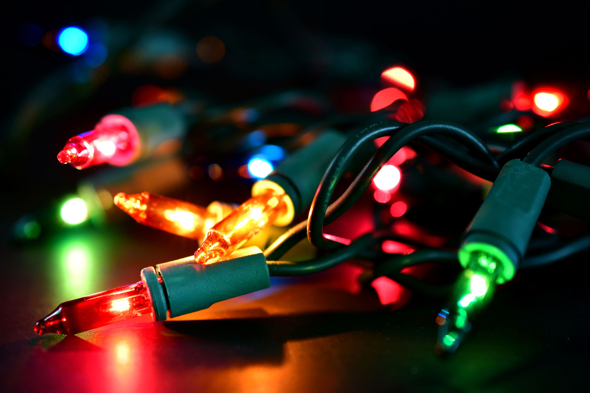 multi-colored-christmas-lights-with-green-wires_web